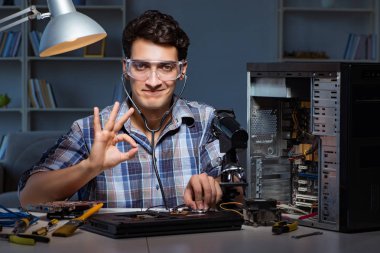 Steteskopla kontrol eden adamla bilgisayar onarım kavramı