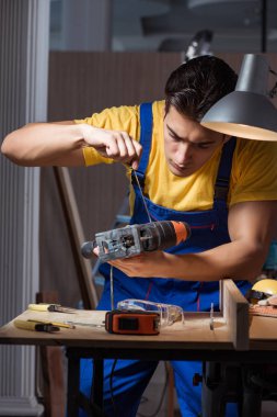 Marangozluk konseptinde tamir atölyesinde çalışan işçi