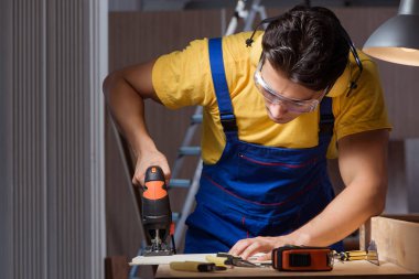 Marangozluk konseptinde tamir atölyesinde çalışan işçi