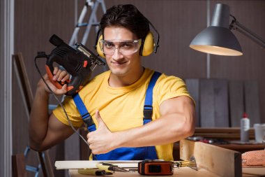 Marangozluk konseptinde tamir atölyesinde çalışan işçi