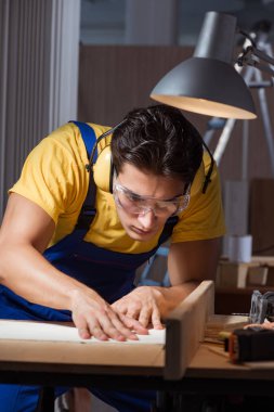 Marangozluk konseptinde tamir atölyesinde çalışan işçi