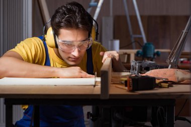 Marangozluk konseptinde tamir atölyesinde çalışan işçi