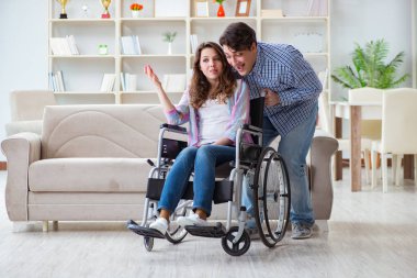 Genç bir aile birbirine göz kulak oluyor.