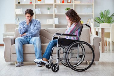 Tekerlekli sandalyedeki çaresiz kişi