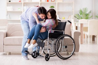 Genç bir aile birbirine göz kulak oluyor.