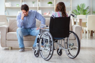 Tekerlekli sandalyedeki çaresiz kişi