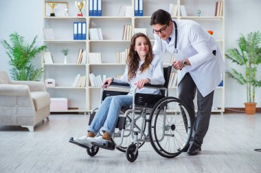 Tekerlekli sandalyedeki hasta düzenli kontrol için doktoru ziyaret ediyor.