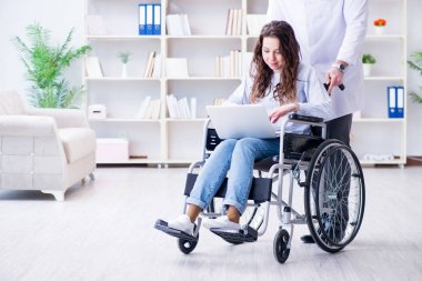 Tekerlekli sandalyedeki hasta düzenli kontrol için doktoru ziyaret ediyor.