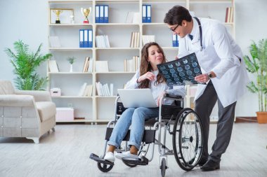 Doktor hastayla röntgen görüntüsünü tartışıyor