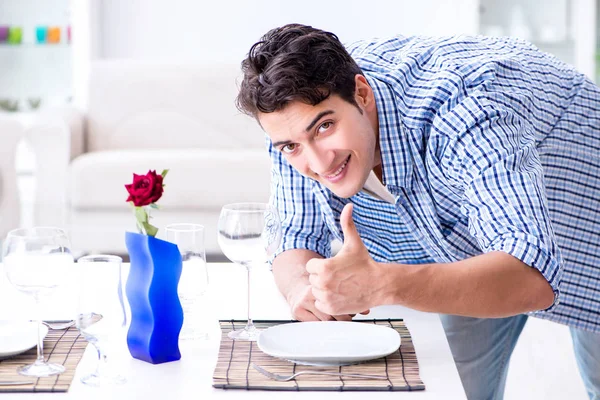 Мужчина один готовится к романтическому свиданию со своей возлюбленной — стоковое фото