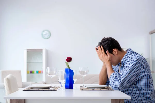 Hombre solo preparándose para una cita romántica con su novia — Foto de Stock