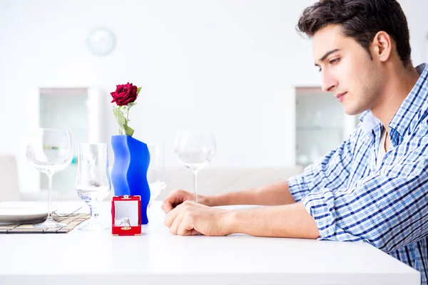 Mann bereitet sich allein auf romantisches Date mit seiner Liebsten vor — Stockfoto