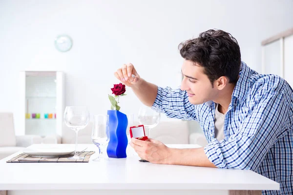 Hombre solo preparándose para una cita romántica con su novia — Foto de Stock