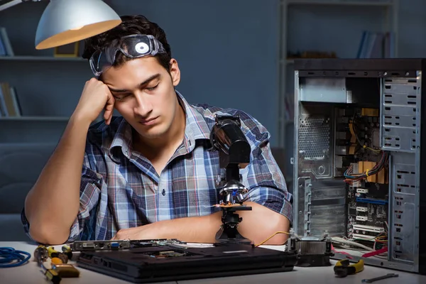 Reparador tratando de reparar portátil con miscroscope —  Fotos de Stock