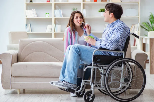 Jonge familie die voor elkaar zorgen — Stockfoto