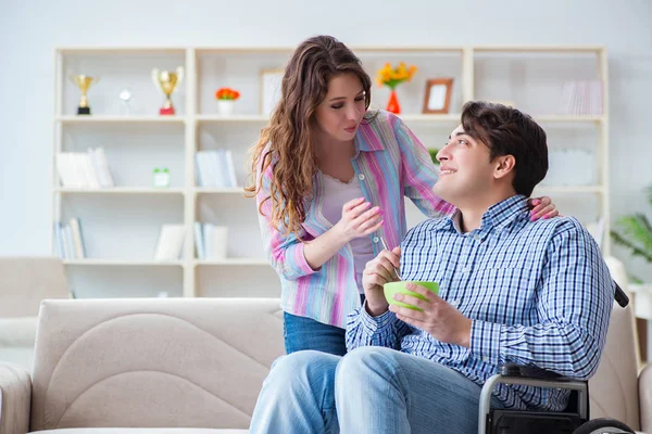 Familia joven cuidándose unos a otros —  Fotos de Stock