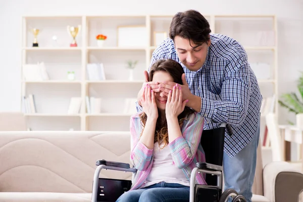 Familia joven cuidándose unos a otros —  Fotos de Stock