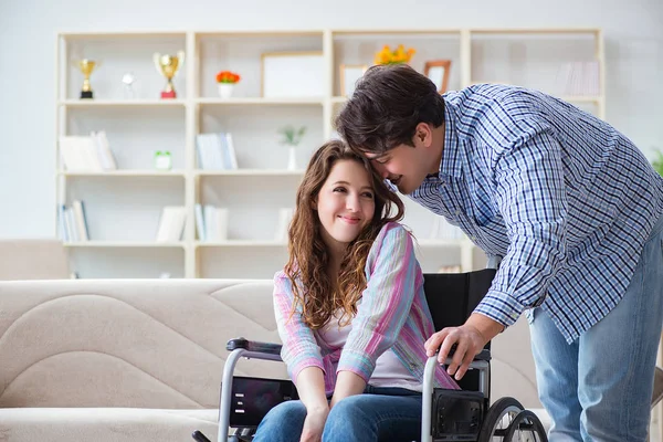 Familia joven cuidándose unos a otros —  Fotos de Stock