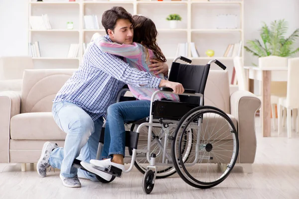 Familia joven cuidándose unos a otros —  Fotos de Stock