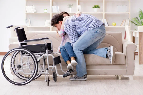 Jonge familie die voor elkaar zorgen — Stockfoto