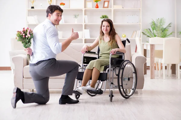 Mężczyzna propozycja małżeństwa z niepełnosprawną kobietą na wózku inwalidzkim — Zdjęcie stockowe