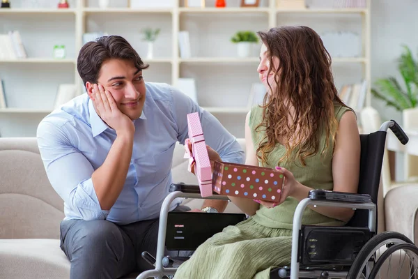 Man die huwelijksaanzoek doet aan gehandicapte vrouw in een rolstoel — Stockfoto