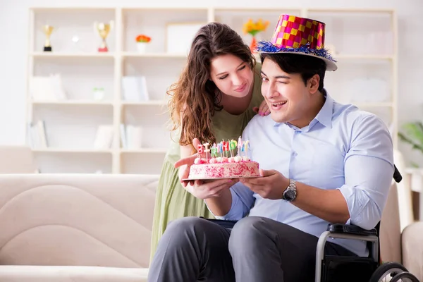 Ung familj firar födelsedag med handikappade — Stockfoto