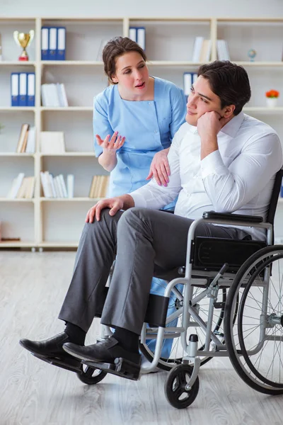 定期検査のために車椅子で来院する障害者 — ストック写真