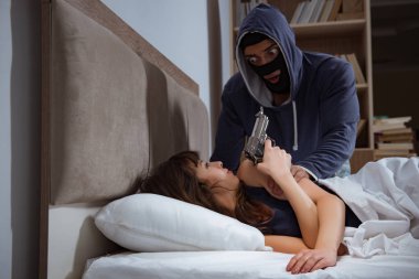 Hırsızlar gece yatak odasına girip uyuyorlar.