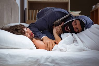 Hırsızlar gece yatak odasına girip uyuyorlar.