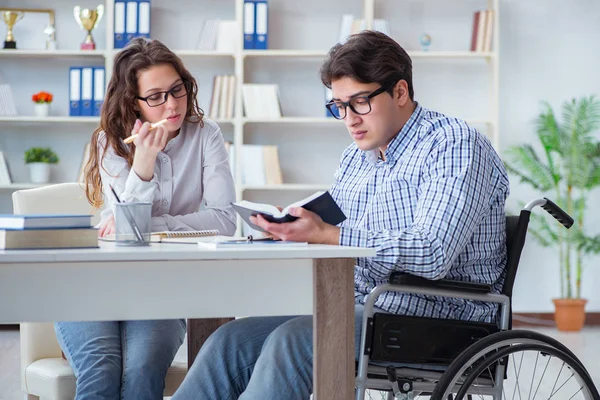 Gehandicapte student studeren en voor te bereiden op college examens — Stockfoto