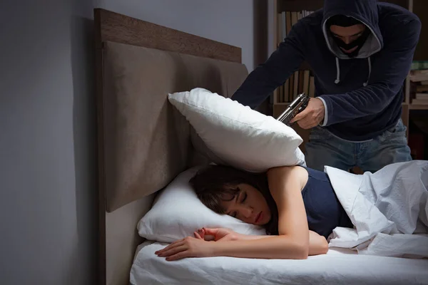 Ladrón irrumpiendo en casa por la noche en el dormitorio con wo dormir — Foto de Stock