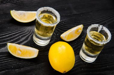 Limonlu ve tuzlu bardakta servis edilen tekila içeceği.