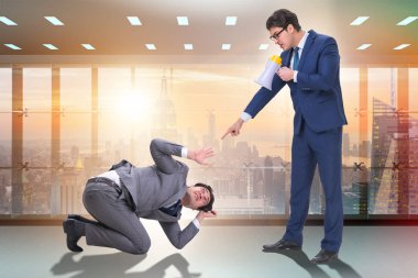 Kötü patron, çalışana hoparlörle bağırıyor.