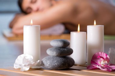 Kaplıca sırasında genç yakışıklı bir adam.