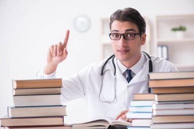 Tıp öğrencisi üniversite sınavlarına hazırlanıyor.