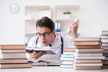 Tıp öğrencisi üniversite sınavlarına hazırlanıyor.