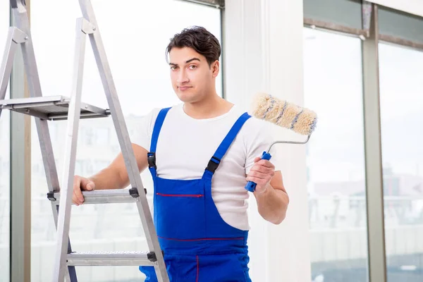 Reparador de pintor trabalhando no canteiro de obras — Fotografia de Stock