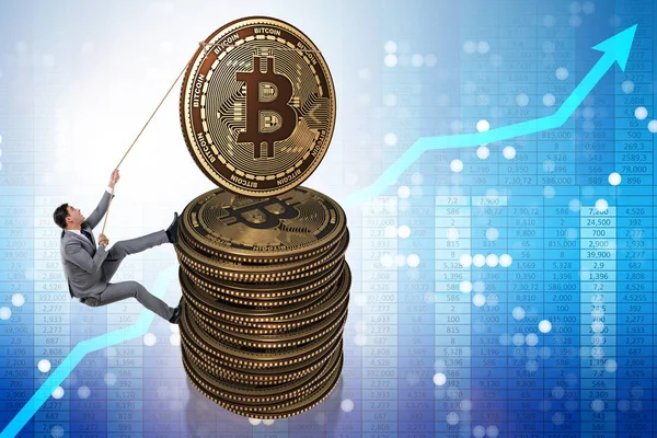 Biznesmen wspinający się na stos bitcoinów — Zdjęcie stockowe