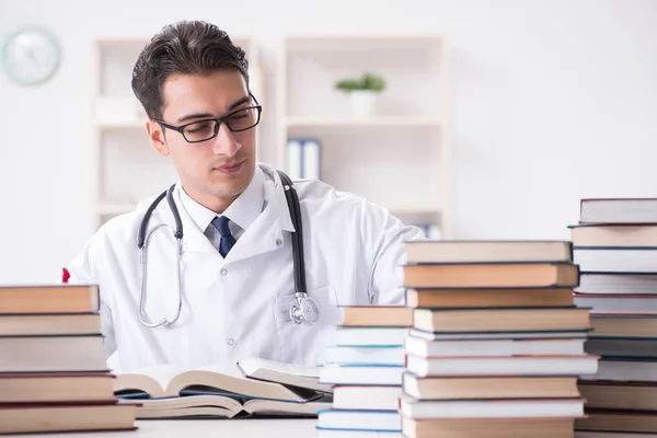 Étudiant en médecine se préparant aux examens universitaires — Photo