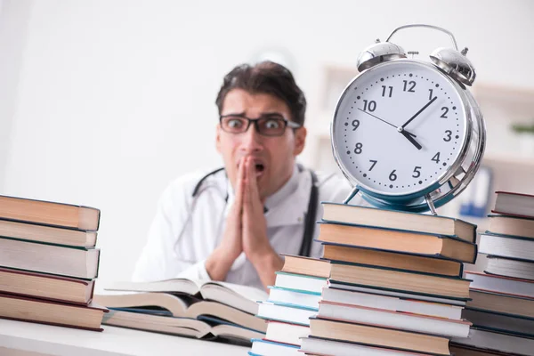 Studente di medicina a corto di tempo per gli esami — Foto Stock