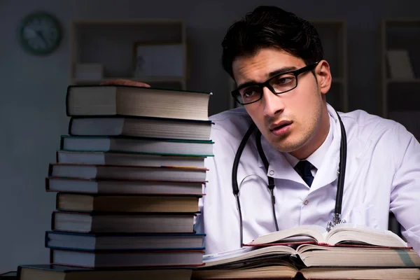 Estudante de medicina se preparando para exames universitários à noite — Fotografia de Stock