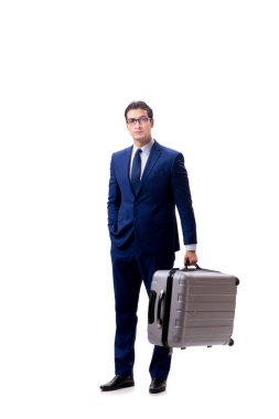 Beyaz arka planda bavulu olan genç bir işadamı.