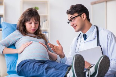 Hamile kadın muayene için doktoru ziyaret ediyor.
