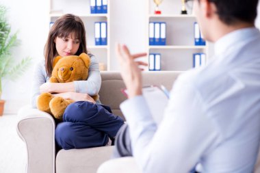 Hasta muayene için psikiyatriste gidiyor.