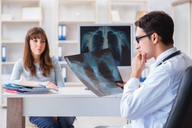 Röntgen için radyolojiste gelen genç bir kadın.