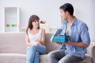 Genç bir kadın doğum günü hediyesi olarak evcil tavşan alıyor.