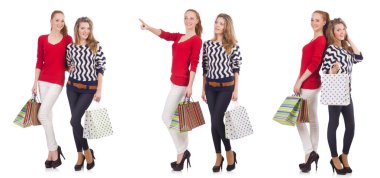 Alışveriş torbaları olan arkadaşlar beyazda izole edilmiş.