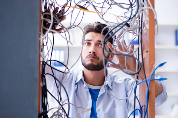 IT atölyesindeki ağ onarımında çalışan bilgisayar tamircisi