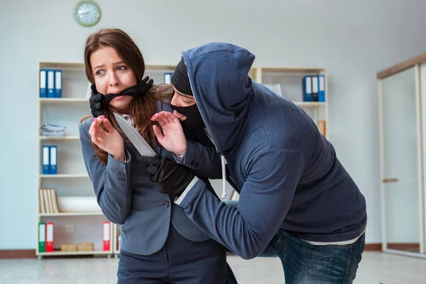 Criminal taking businesswoman as hostage in office — Stock Photo, Image
